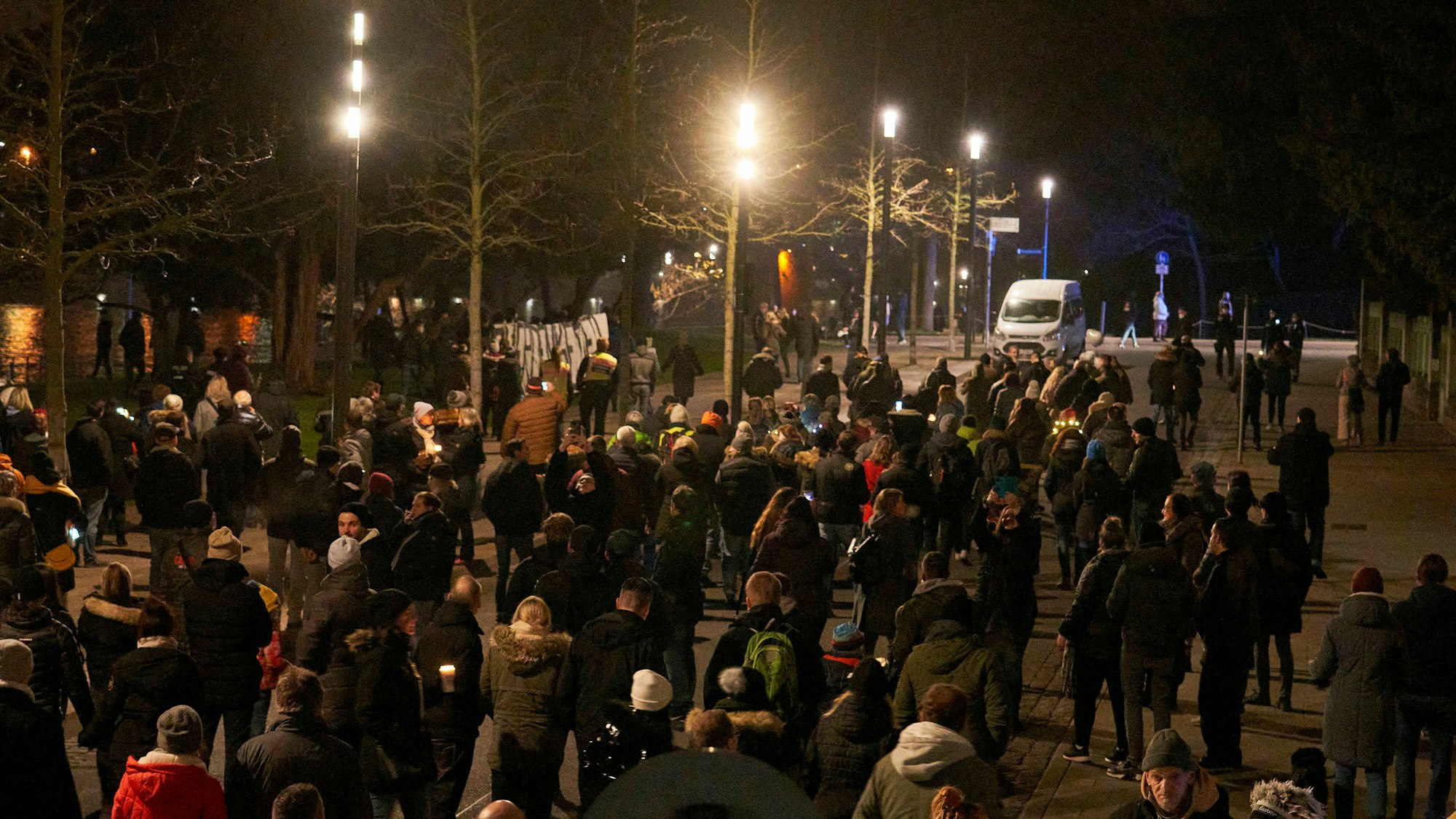 Etwa 1.500 Menschen haben während eines sogenannten Lichter-Spaziergangs gegen die Corona-Maßnahmen und eine mögliche Impfpflicht protestiert.