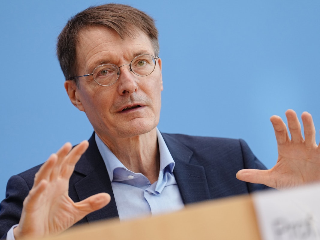 Karl Lauterbach (SPD), Bundesminister für Gesundheit, spricht während einer Pressekonferenz zur aktuellen Corona-Lage.