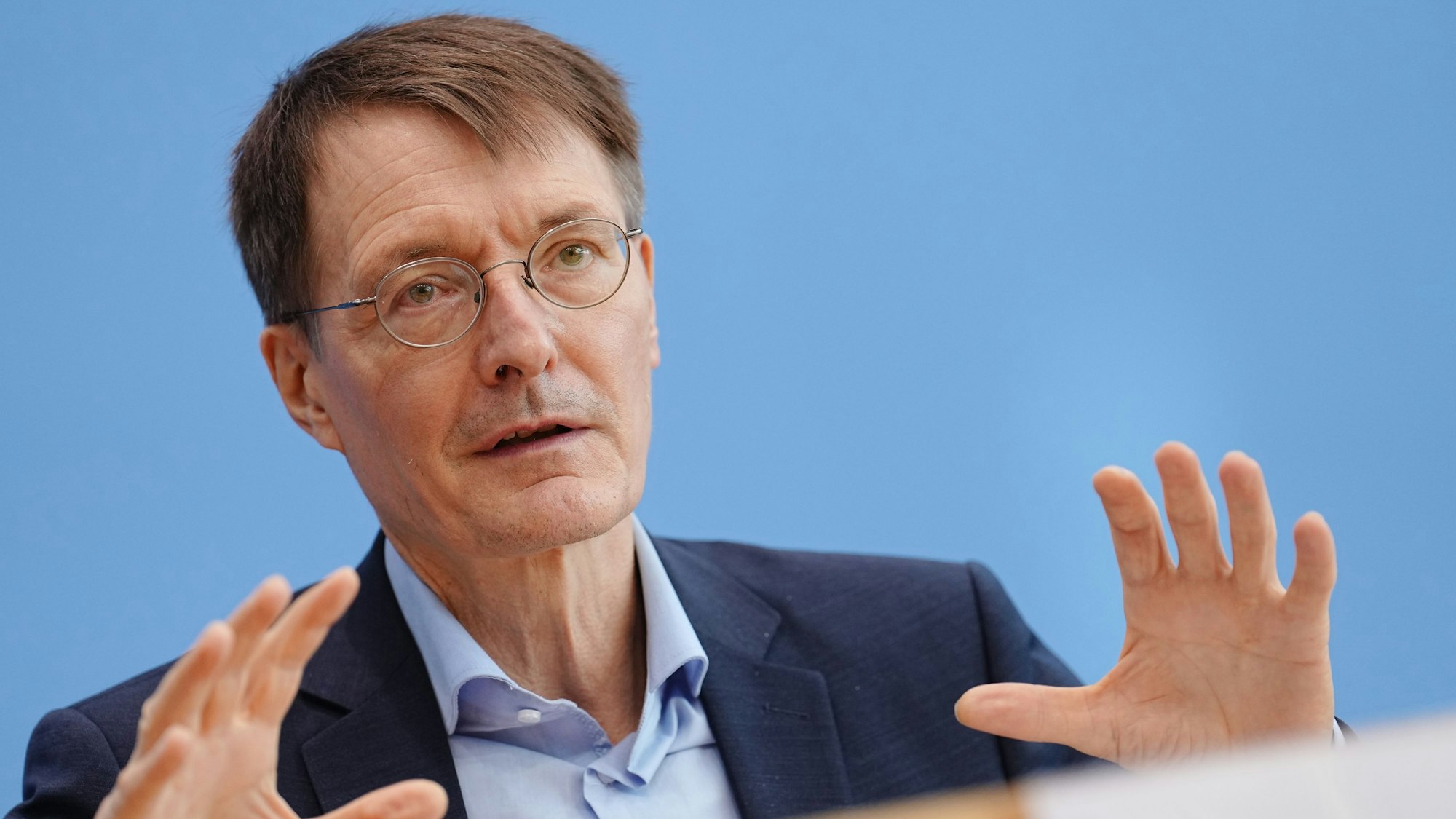 Karl Lauterbach (SPD), Bundesminister für Gesundheit, spricht während einer Pressekonferenz zur aktuellen Corona-Lage.