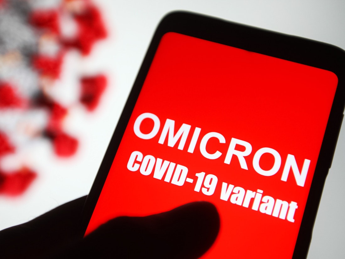 Auf dem Bildschirm eines Smartphones ist der Text „Omicron COVID-19-variant“ zu lesen.