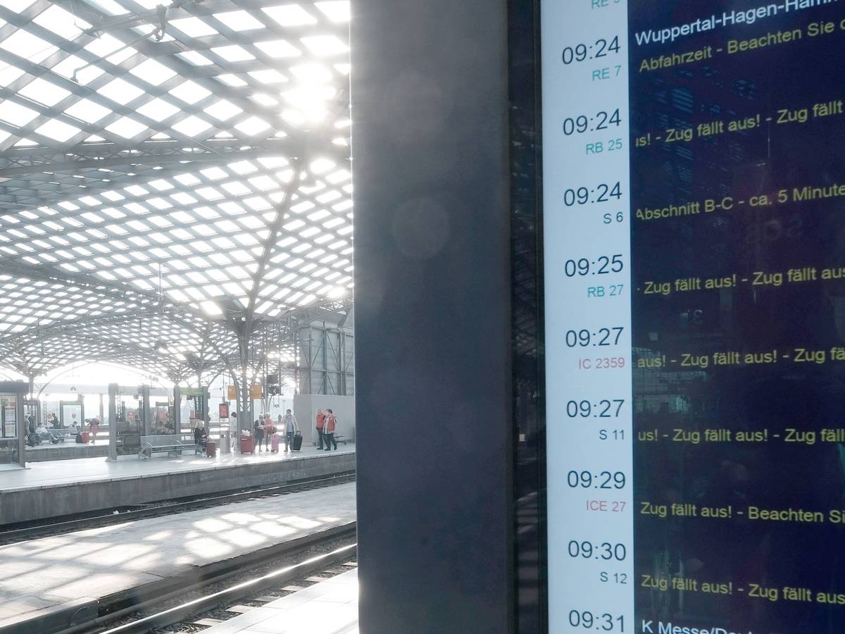 Zahlreiche Zugausfälle auf einer Anzeigetafel am Kölner Hauptbahnhof