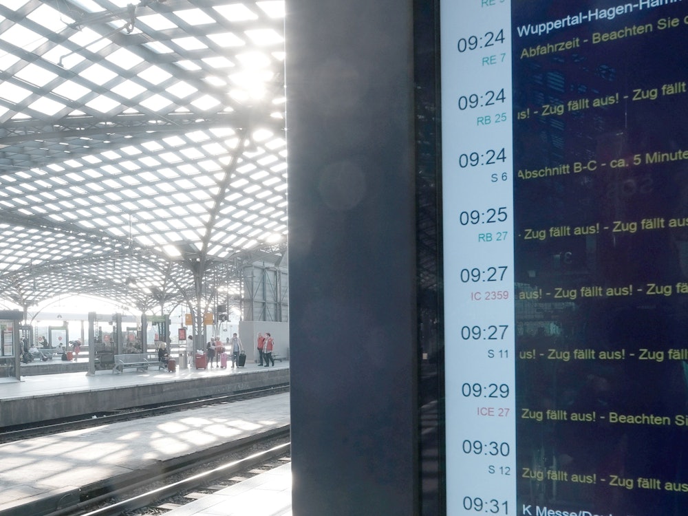 Zahlreiche Zugausfälle auf einer Anzeigetafel am Kölner Hauptbahnhof