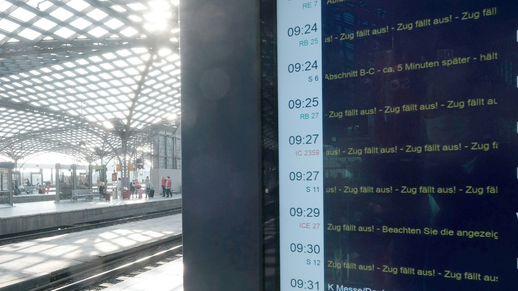 Zahlreiche Zugausfälle auf einer Anzeigetafel am Kölner Hauptbahnhof