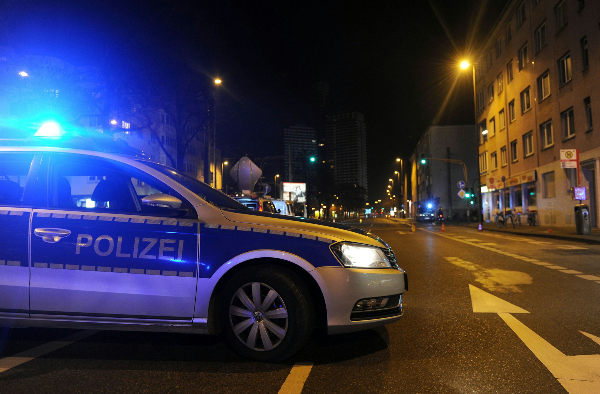 Ein Polizeiwagen mit Blaulicht auf einer Kölner Straße