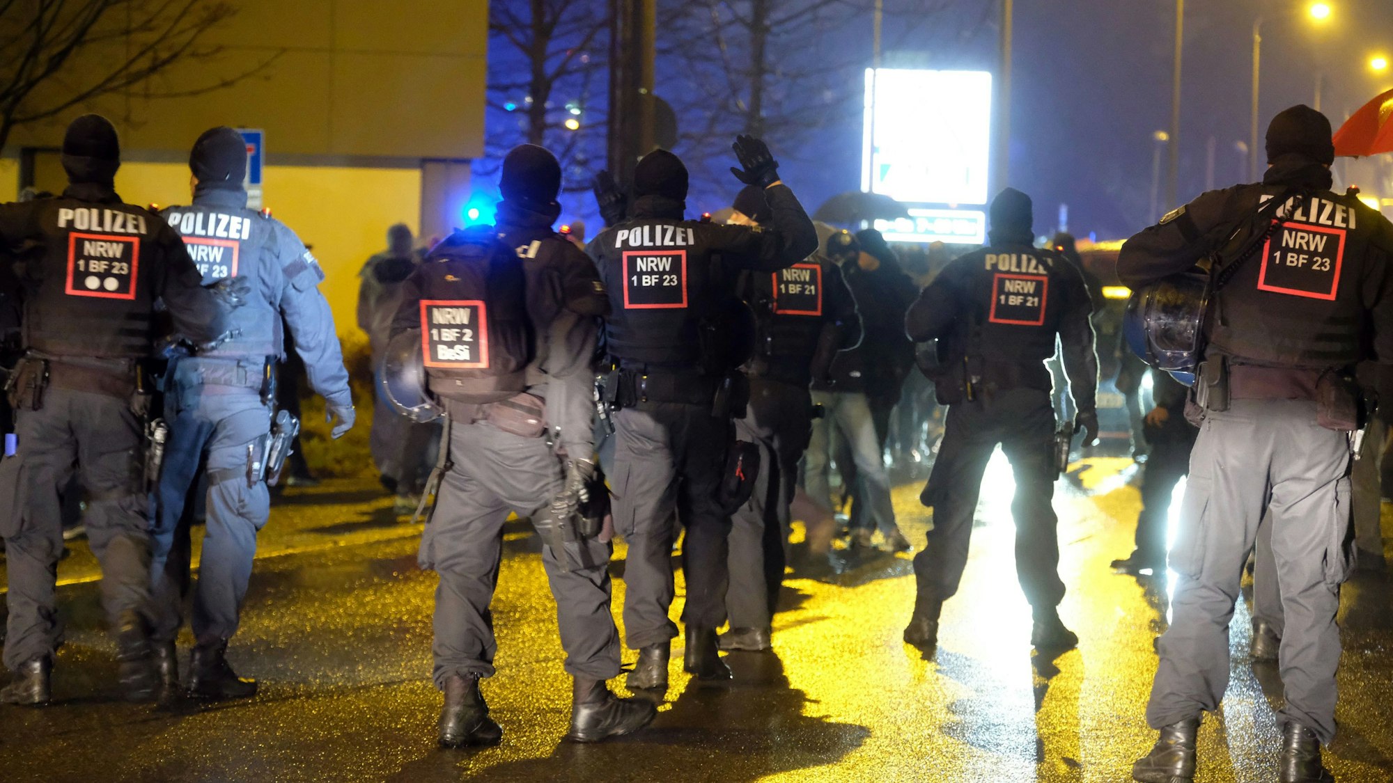 Polizisten aus Nordrhein-Westfalen sperren eine Straße ab.