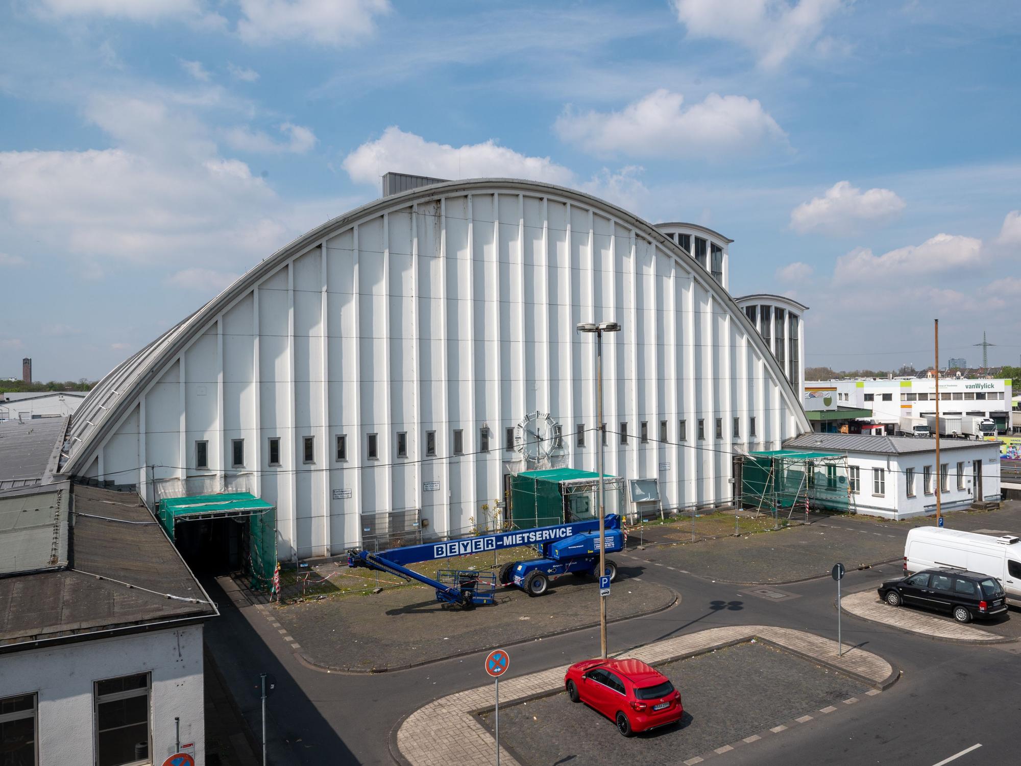 Der Gewölbebau der historischen Großmarkthalle auf dem Gelände des Großmarktes in Raderthal.