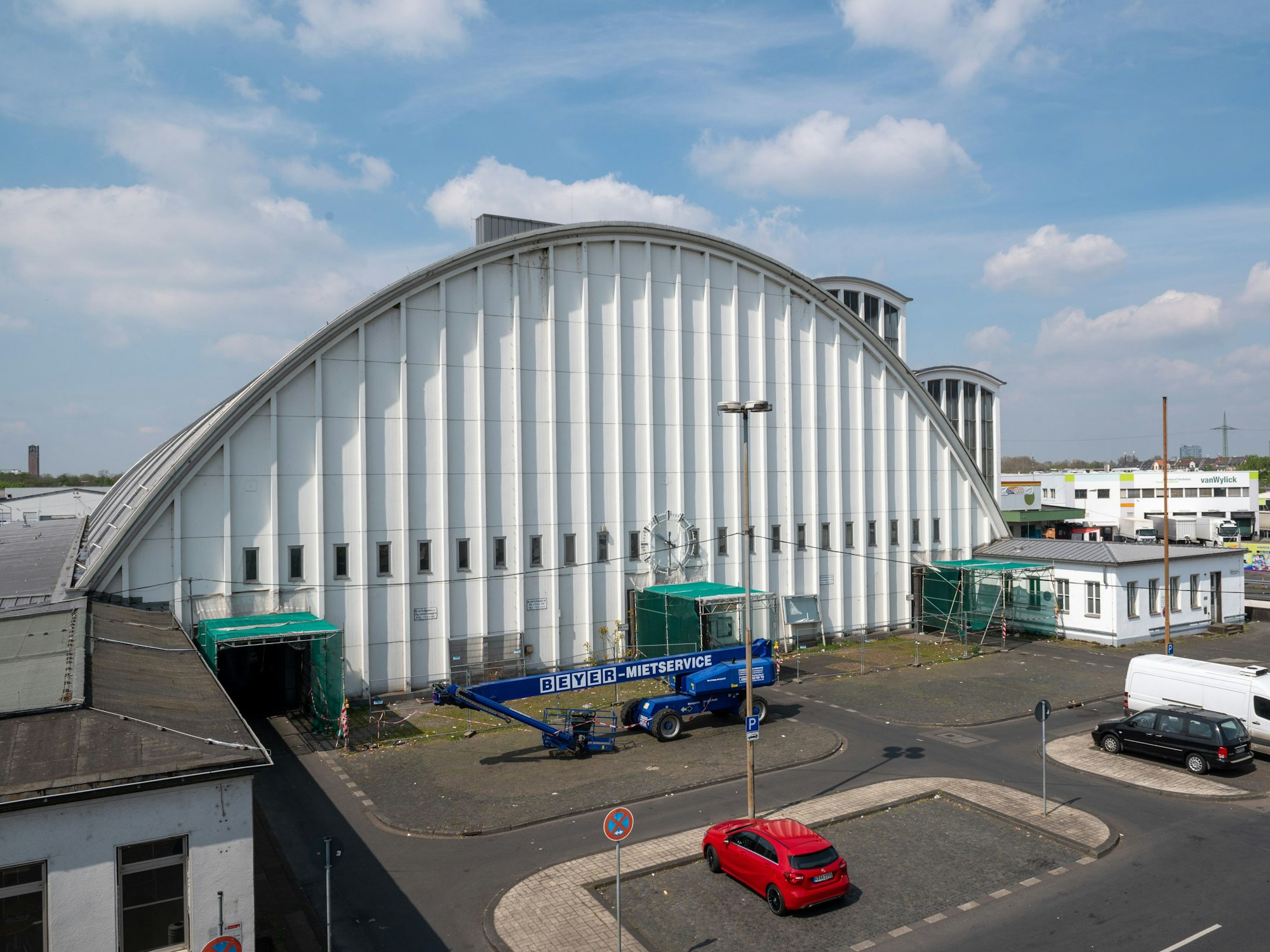 Der Gewölbebau der historischen Großmarkthalle auf dem Gelände des Großmarktes in Raderthal.