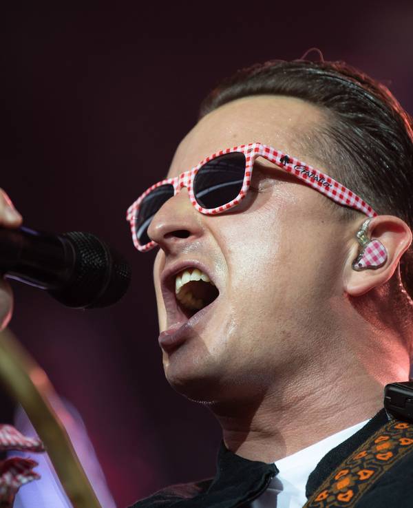 Der österreichische Musiker Andreas Gabalier steht während des Auftakts zu seiner Stadiontournee in der Commerzbank-Arena auf der Bühne.