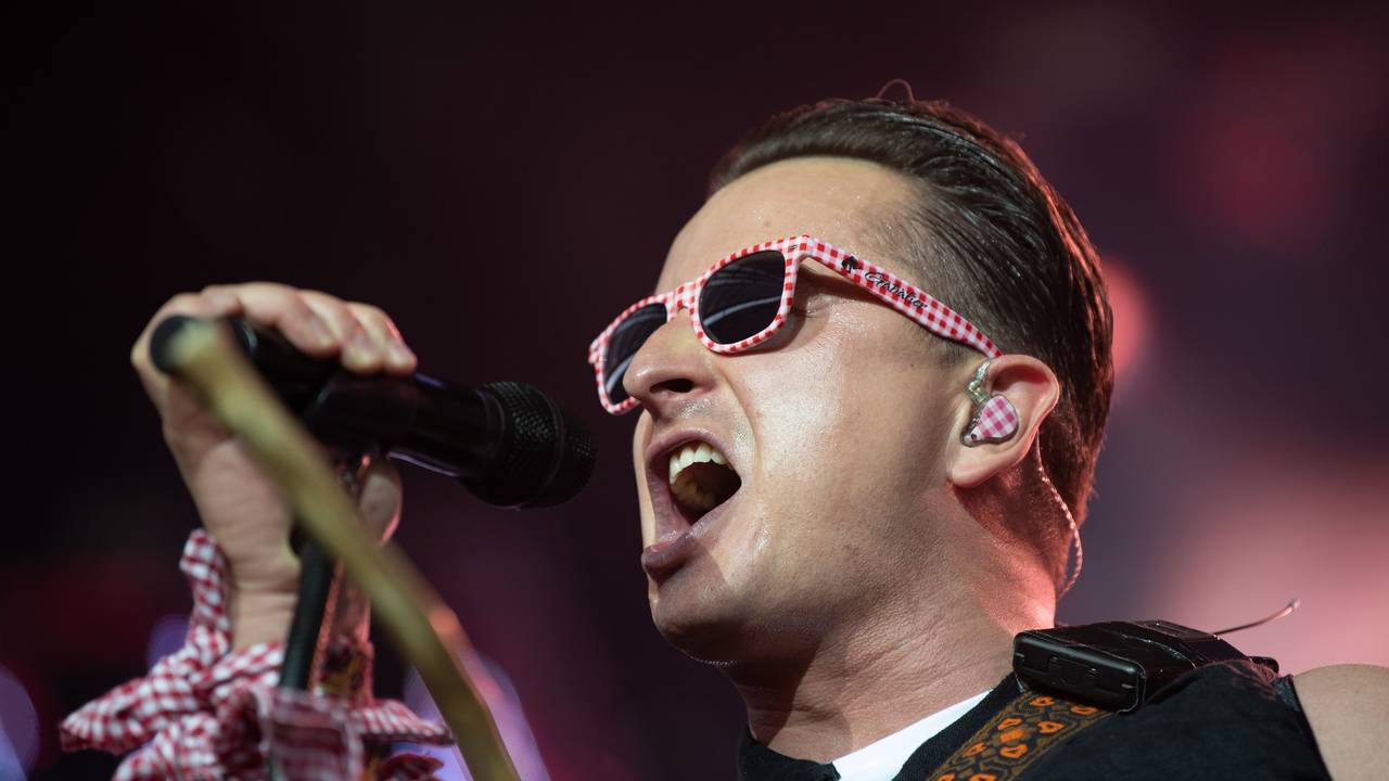 Der österreichische Musiker Andreas Gabalier steht während des Auftakts zu seiner Stadiontournee in der Commerzbank-Arena auf der Bühne.