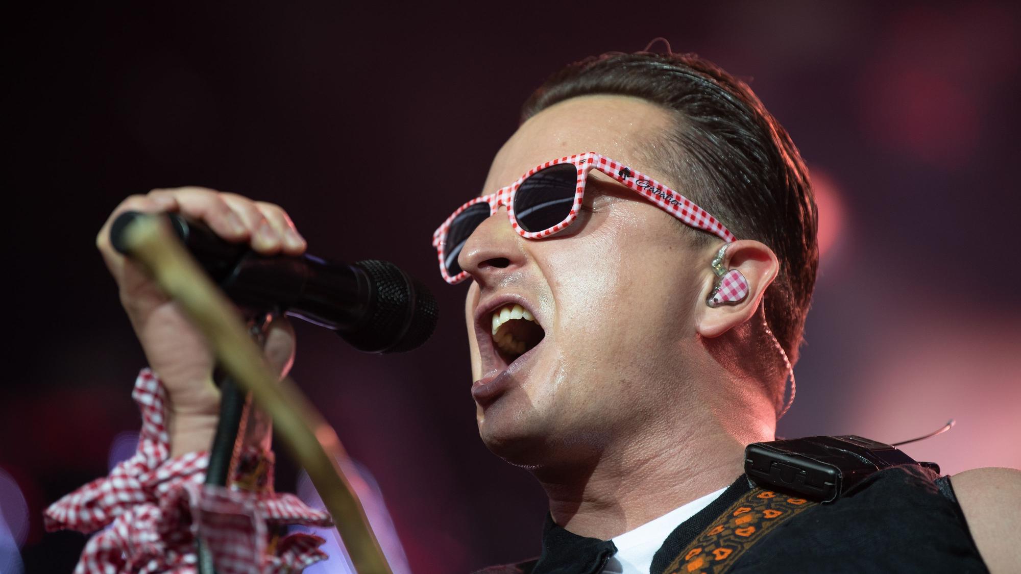 Der österreichische Musiker Andreas Gabalier steht während des Auftakts zu seiner Stadiontournee in der Commerzbank-Arena auf der Bühne.