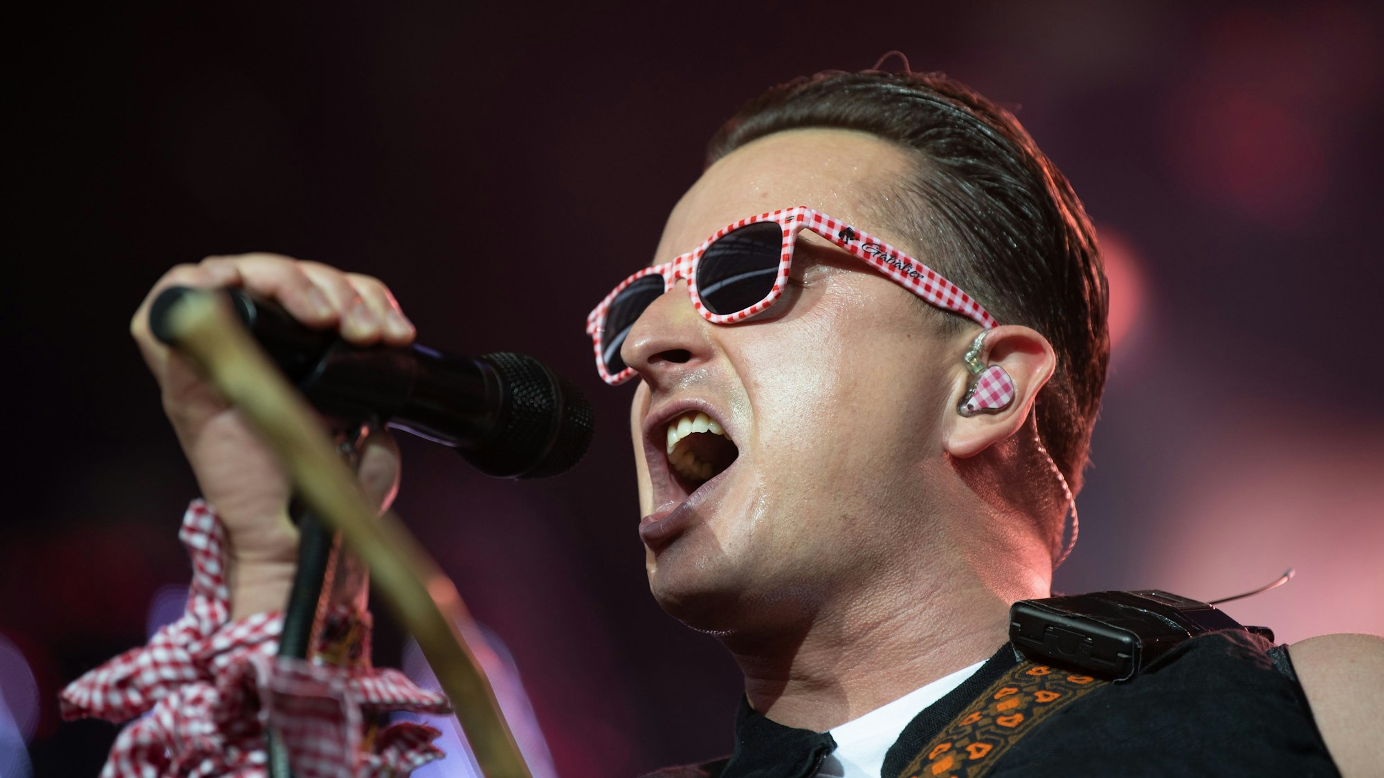 Der österreichische Musiker Andreas Gabalier steht während des Auftakts zu seiner Stadiontournee in der Commerzbank-Arena auf der Bühne.