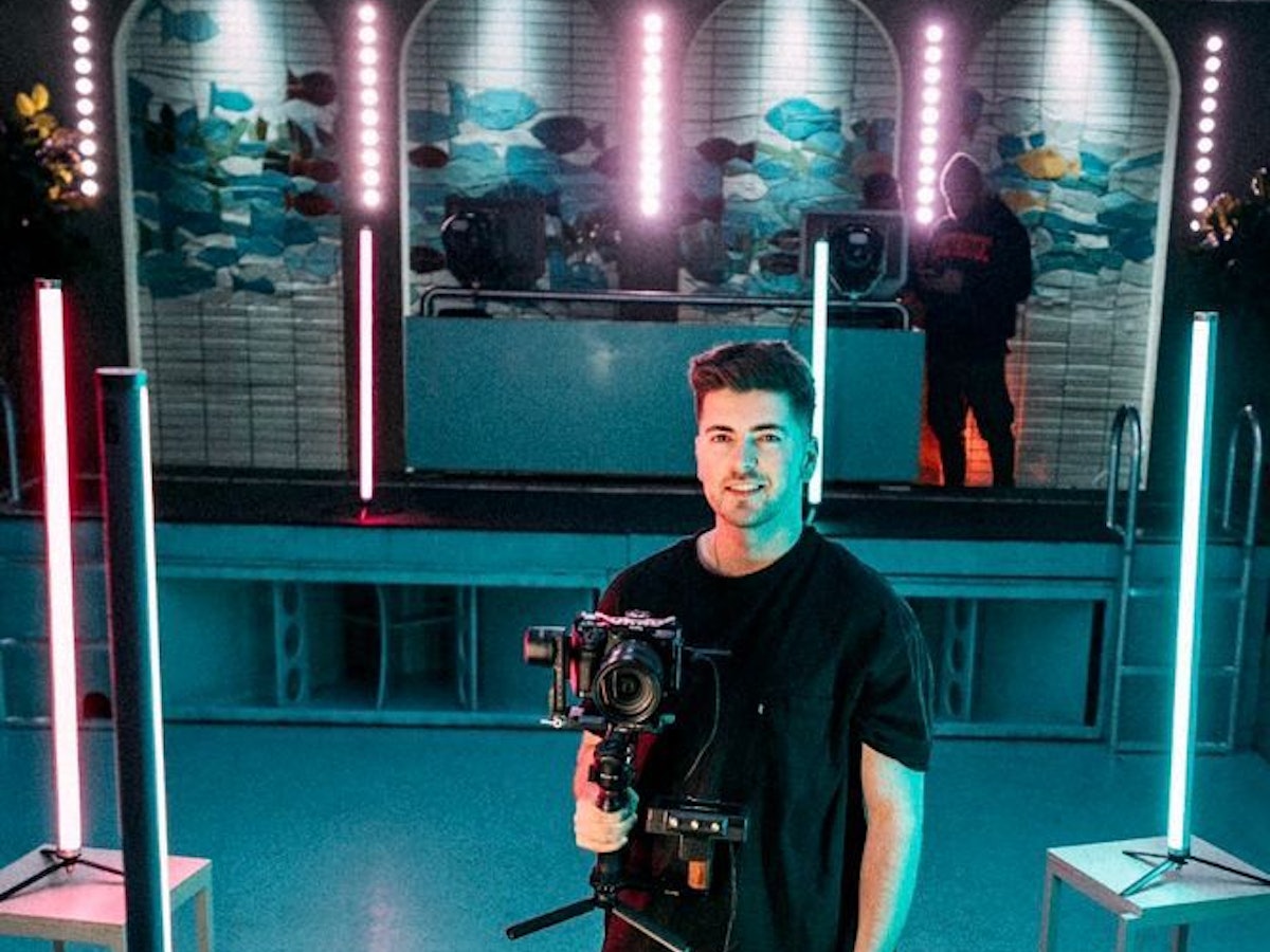 TikTok-Star Chris Koch während eines Video-Drehs.