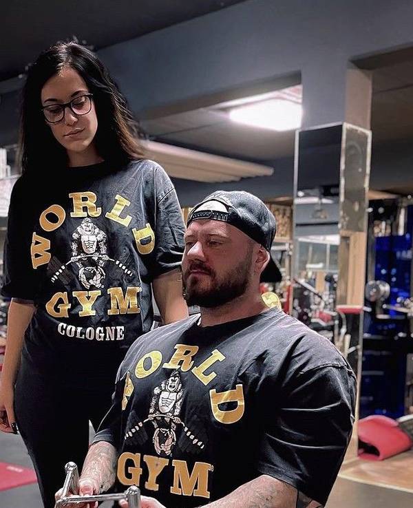 Thomas Plett beim Training im Kölner Gym, neben ihm steht seine Freundin.