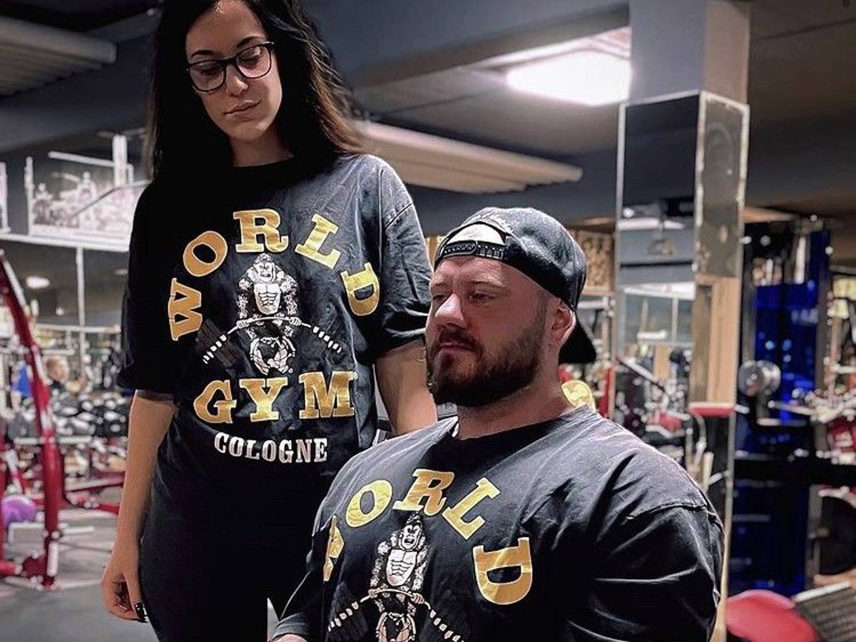 Thomas Plett beim Training im Kölner Gym, neben ihm steht seine Freundin.