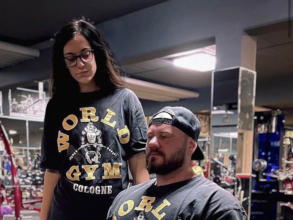 Thomas Plett beim Training im Kölner Gym, neben ihm steht seine Freundin.