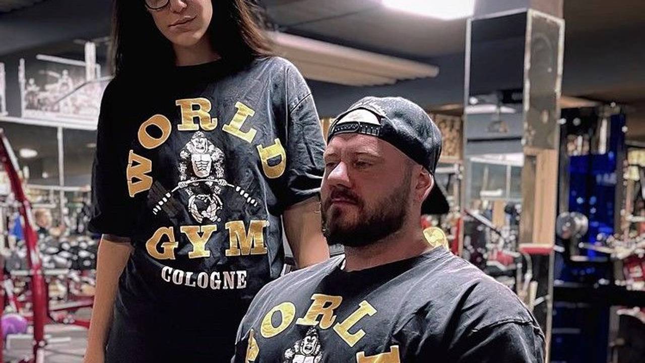 Thomas Plett beim Training im Kölner Gym, neben ihm steht seine Freundin.