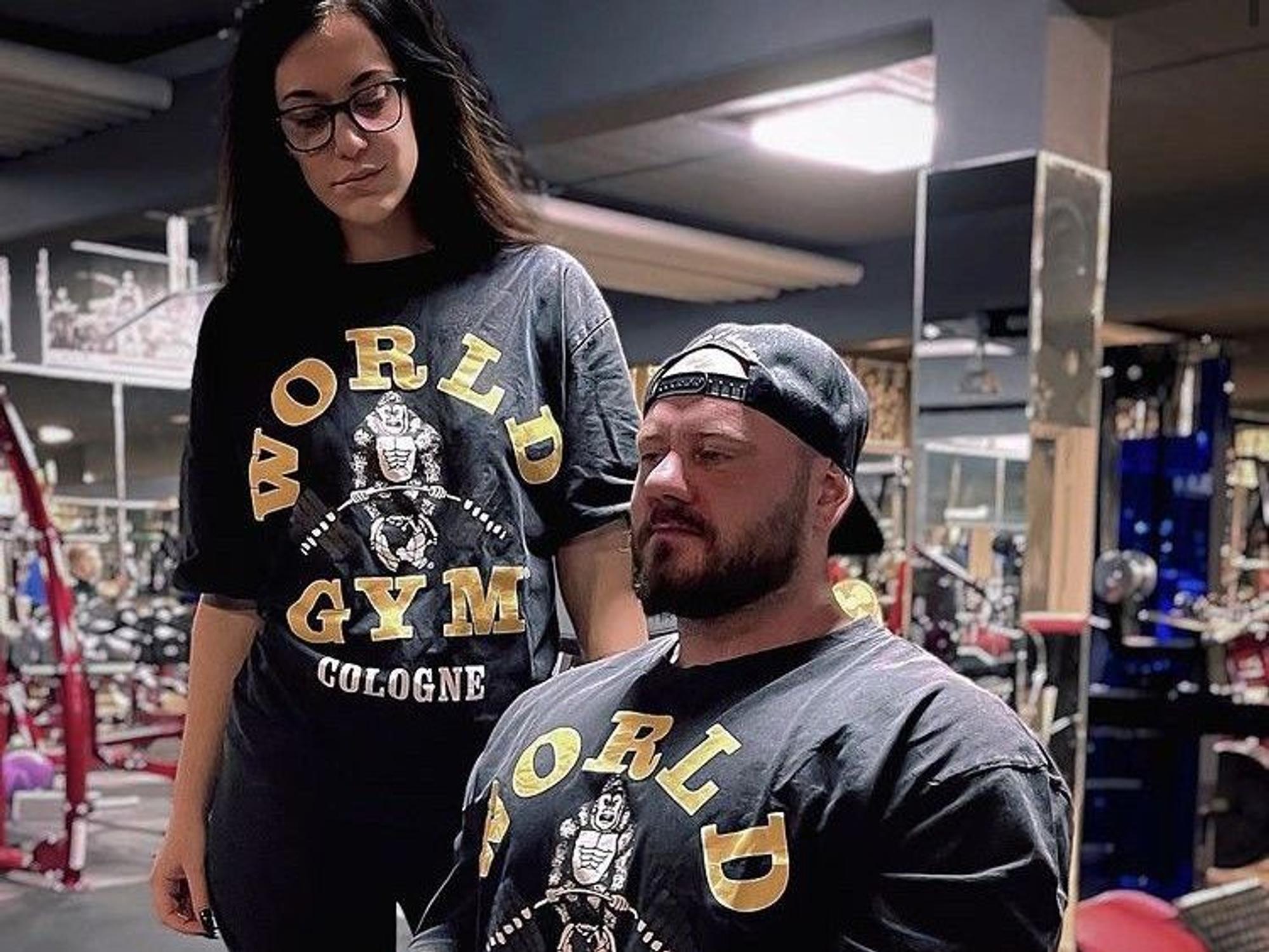 Thomas Plett beim Training im Kölner Gym, neben ihm steht seine Freundin.