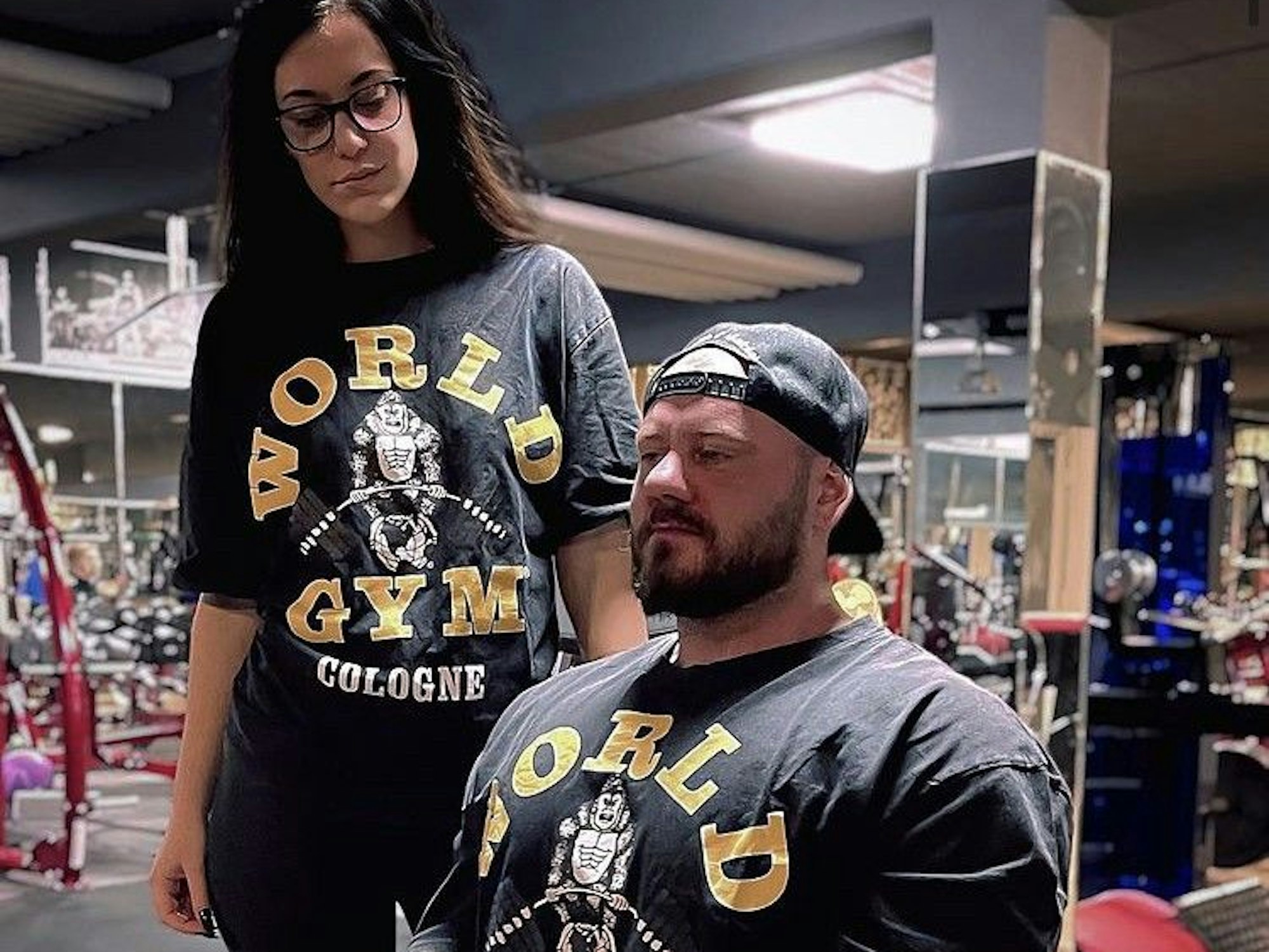 Thomas Plett beim Training im Kölner Gym, neben ihm steht seine Freundin.
