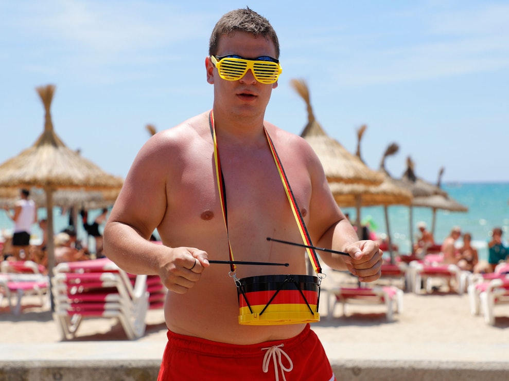 1Palma de Mallorca: Frank, deutscher Fußball-Fan, trommelt für die Nationalmannschaft vor Beginn des ersten spiel unter deutscher Beteiligung bei der Fußball WM 2018.