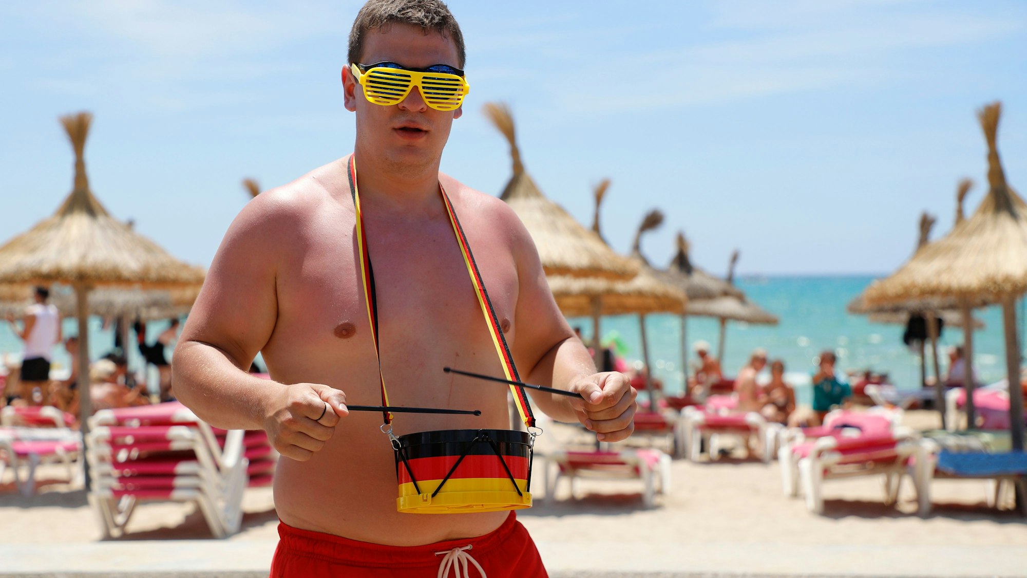 1Palma de Mallorca: Frank, deutscher Fußball-Fan, trommelt für die Nationalmannschaft vor Beginn des ersten spiel unter deutscher Beteiligung bei der Fußball WM 2018.