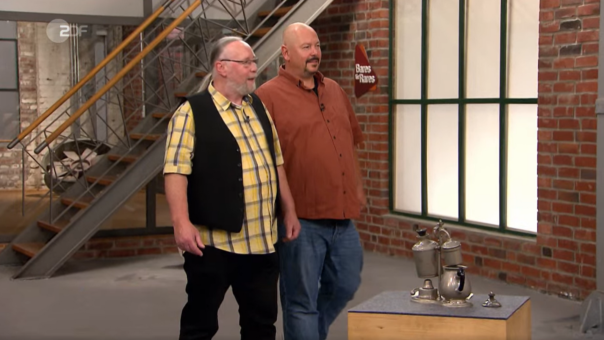 Joachim Klein und Boris Lange wollen ihre Kaffeemaschine in der „Bares für Rares“-Ausgabe vom 29. Dezember 2021 verkaufen.