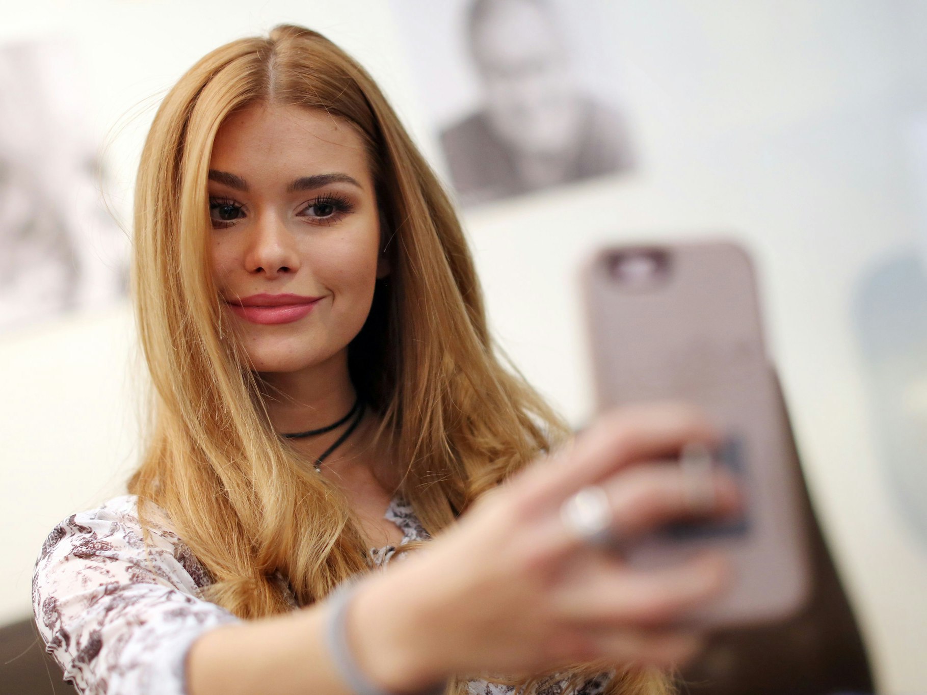 Der Instagram-Star Pamela Reif macht ein Selfie auf der Buchmesse.