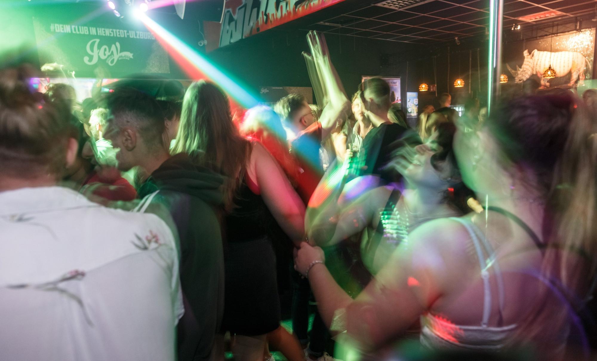 Besucher tanzen am 24. Juli 2021 in der Diskothek „Joy“ im schleswig-holsteinischen Henstedt-Ulzburg.