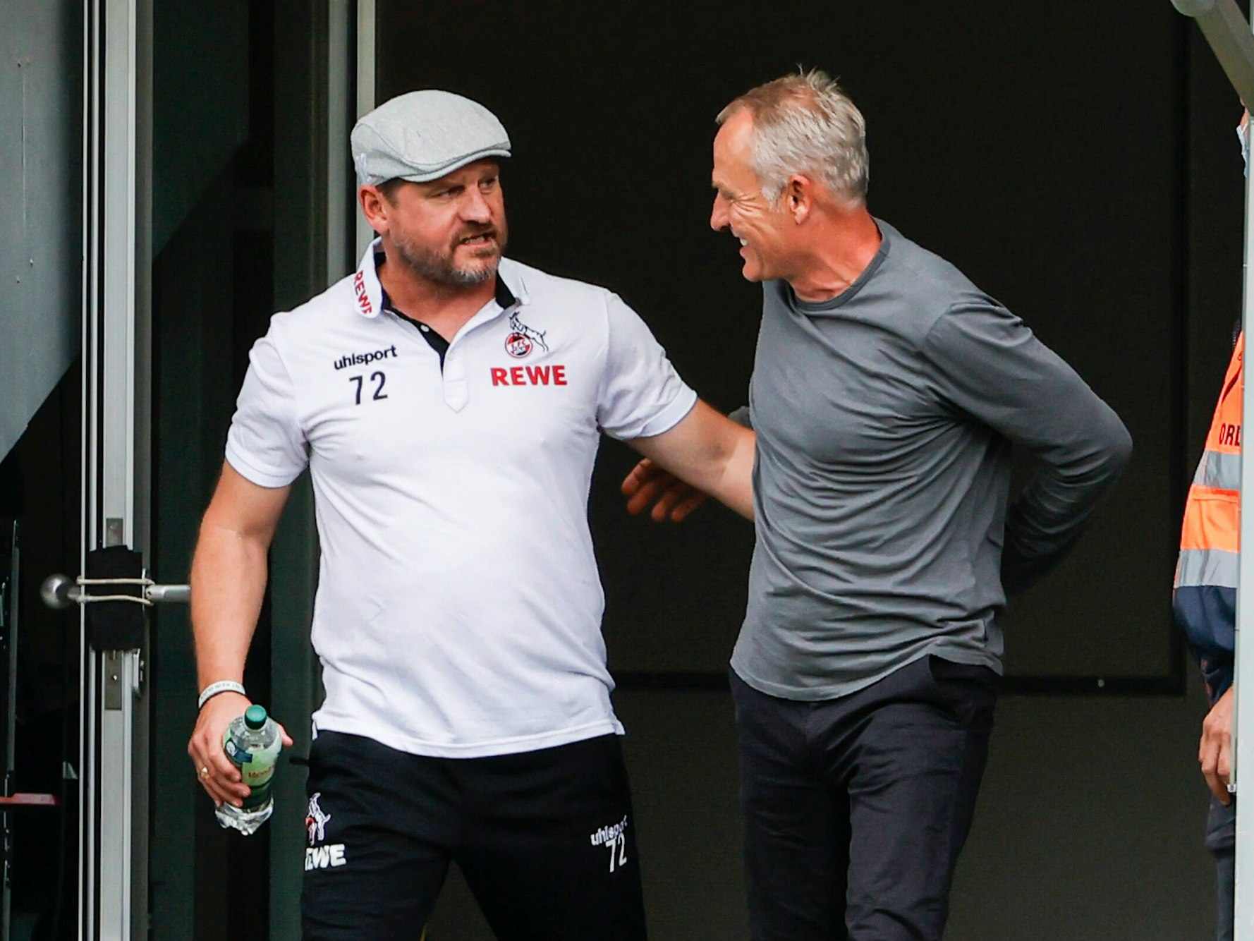 Steffen Baumgart und Christian Streich kommen Arm in Arm aus den Katakomben.