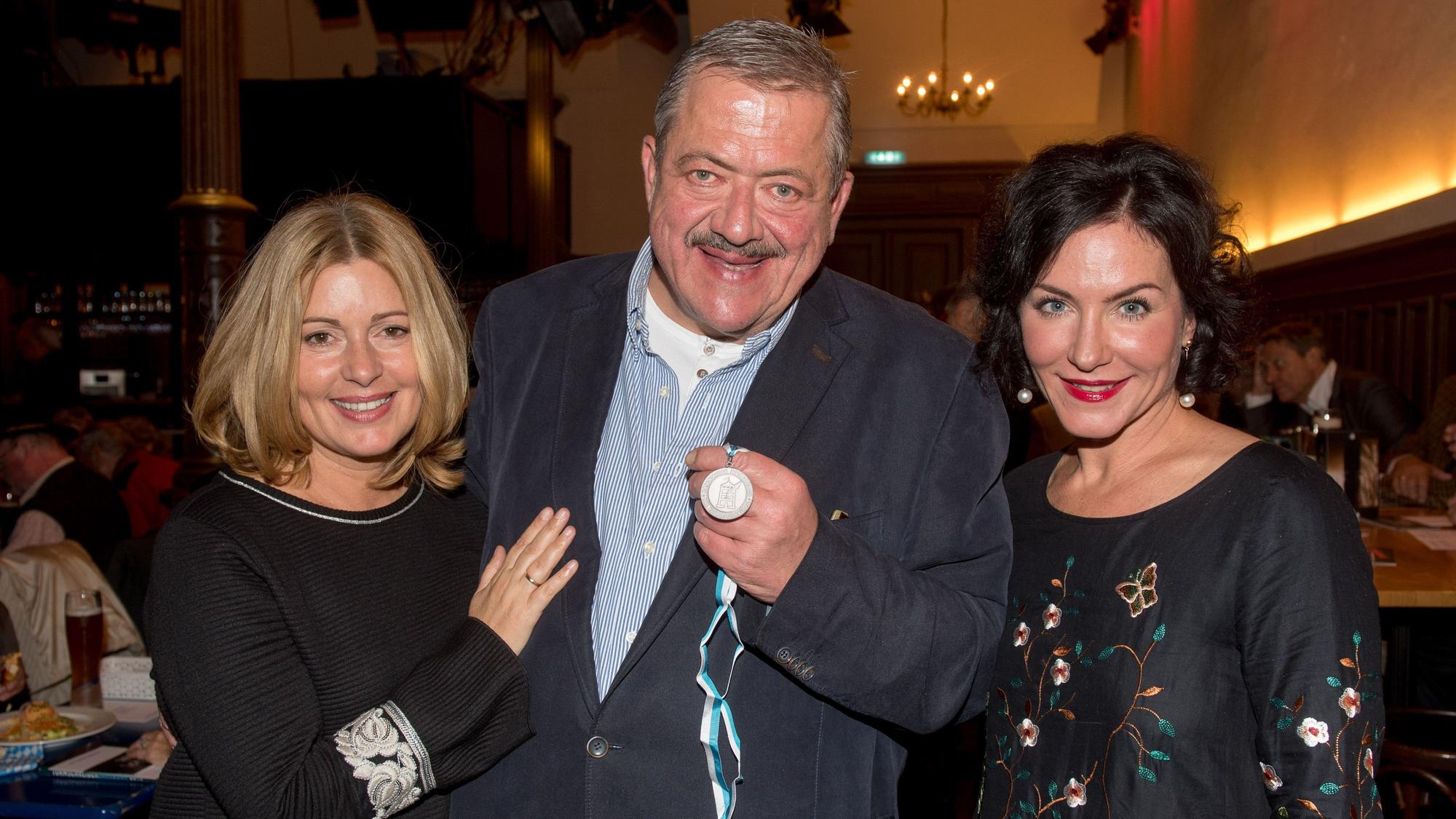 Die Schauspieler der TV-Serie „Rosenheim-Cops“ Karin Thaler (l-r), Joseph Hannesschläger und Marisa Burger halten ihre Auszeichnung in den Händen.