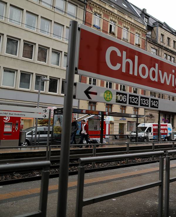 Ein Schild steht an der Haltestelle Chlodwigplatz.