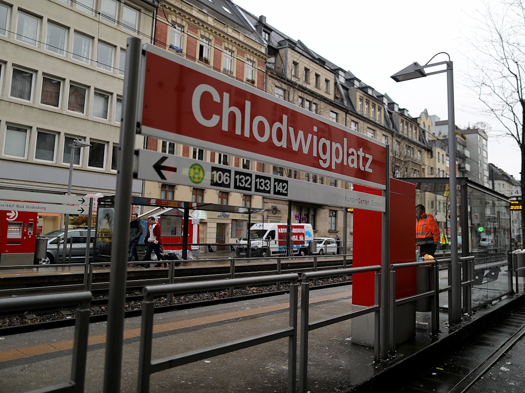 Ein Schild steht an der Haltestelle Chlodwigplatz.