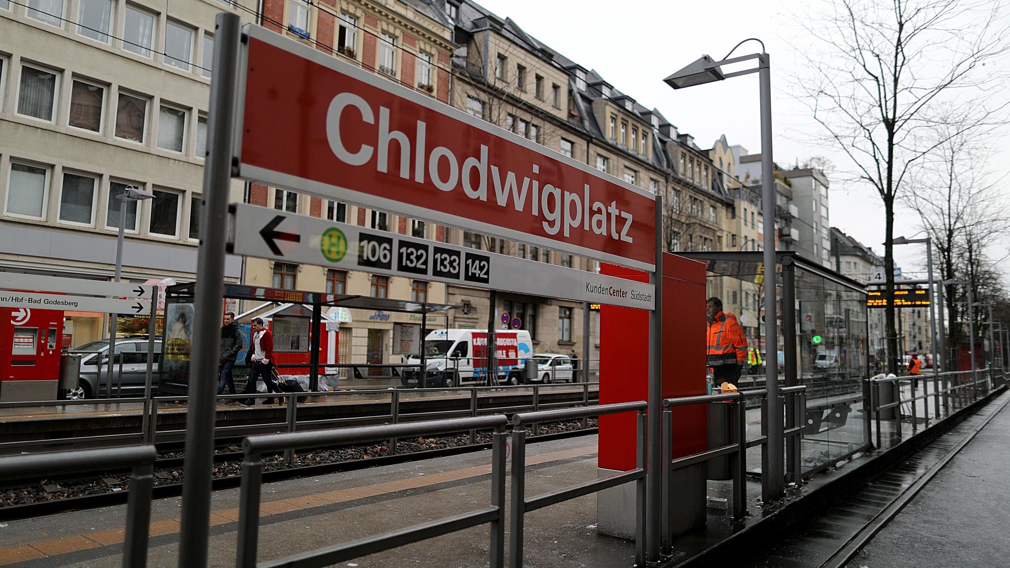 Ein Schild steht an der Haltestelle Chlodwigplatz.