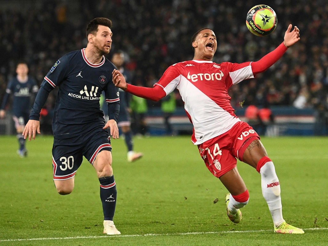 Ismail Jakobs spielt mit der AS Monaco gegen Lionel Messi und Paris Saint-Germain.