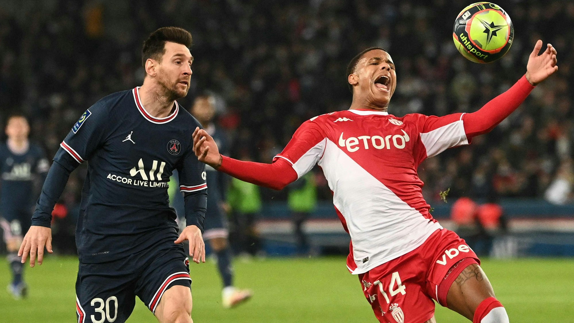 Ismail Jakobs spielt mit der AS Monaco gegen Lionel Messi und Paris Saint-Germain.