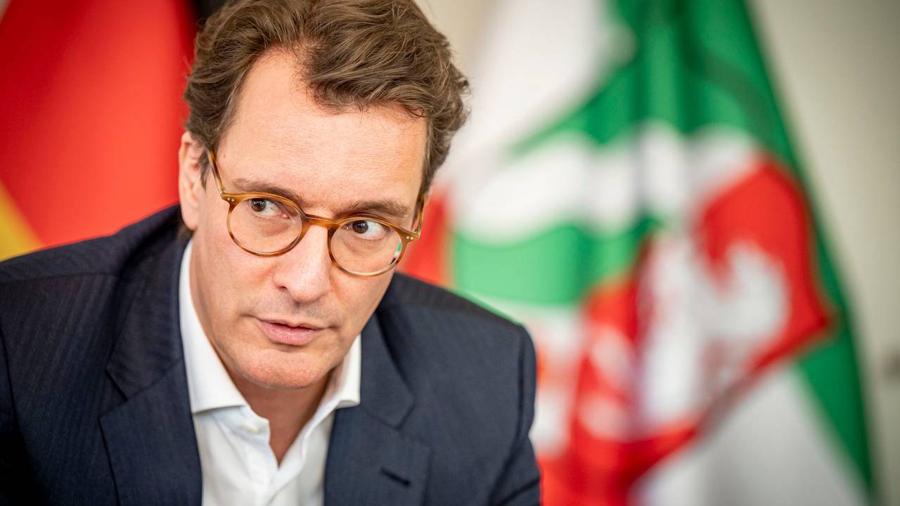 Hendrik Wüst (CDU), Ministerpräsident von Nordrhein-Westfalen, während eines Interviews
