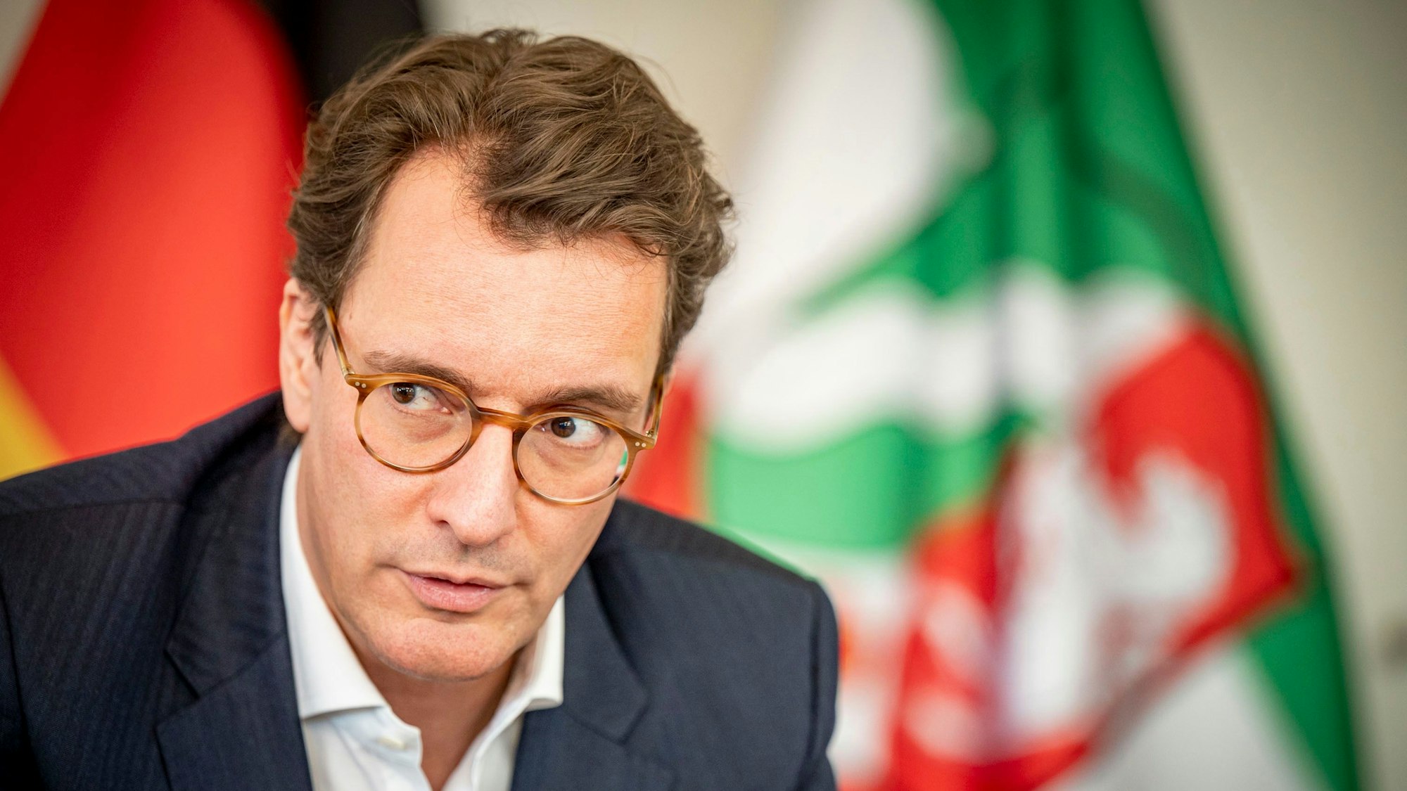 Hendrik Wüst (CDU), Ministerpräsident von Nordrhein-Westfalen, während eines Interview mit der Deutschen Presse-Agentur dpa in der Staatskanzlei. +++ dpa-Bildfunk +++