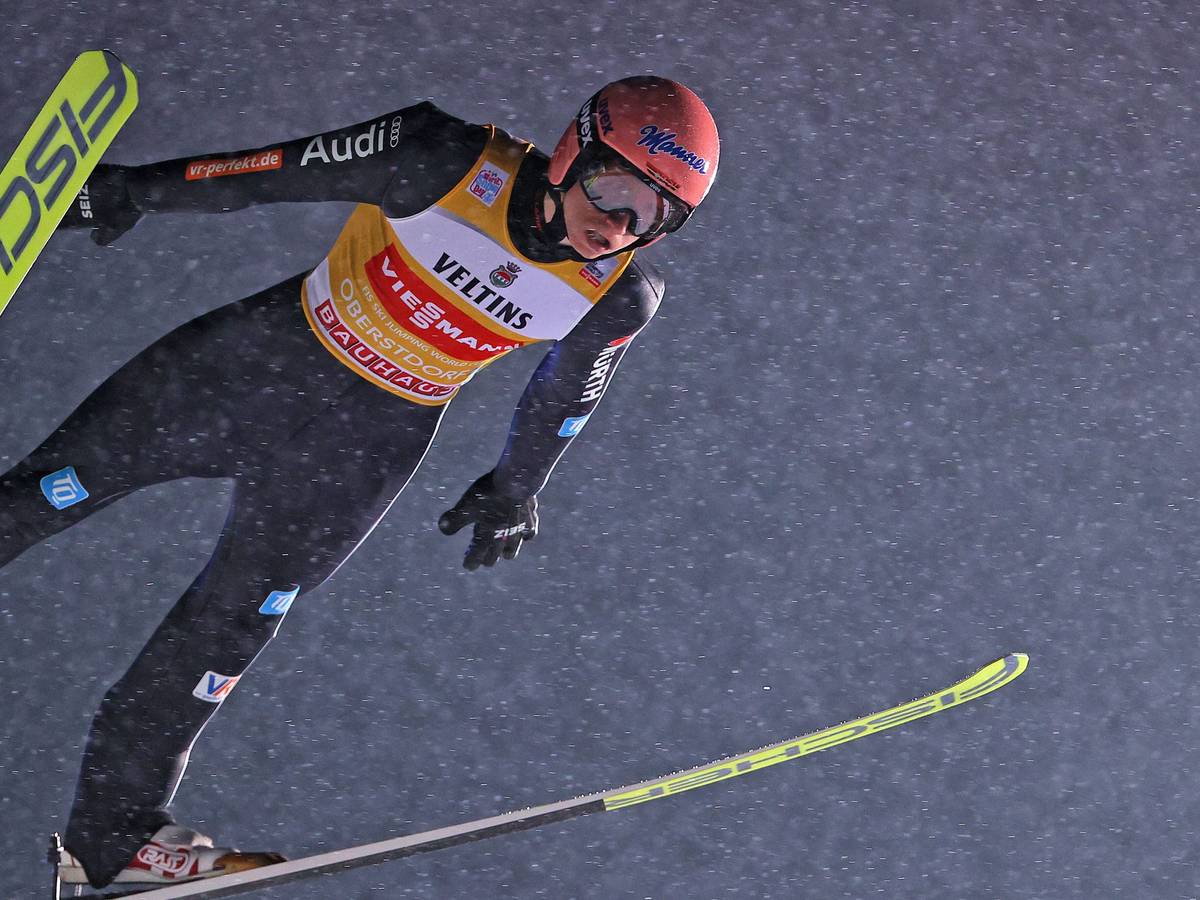 Karl Geiger bei seinem Sprung in Oberstdorf