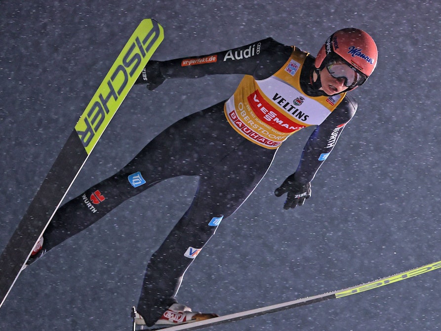 Karl Geiger bei seinem Sprung in Oberstdorf