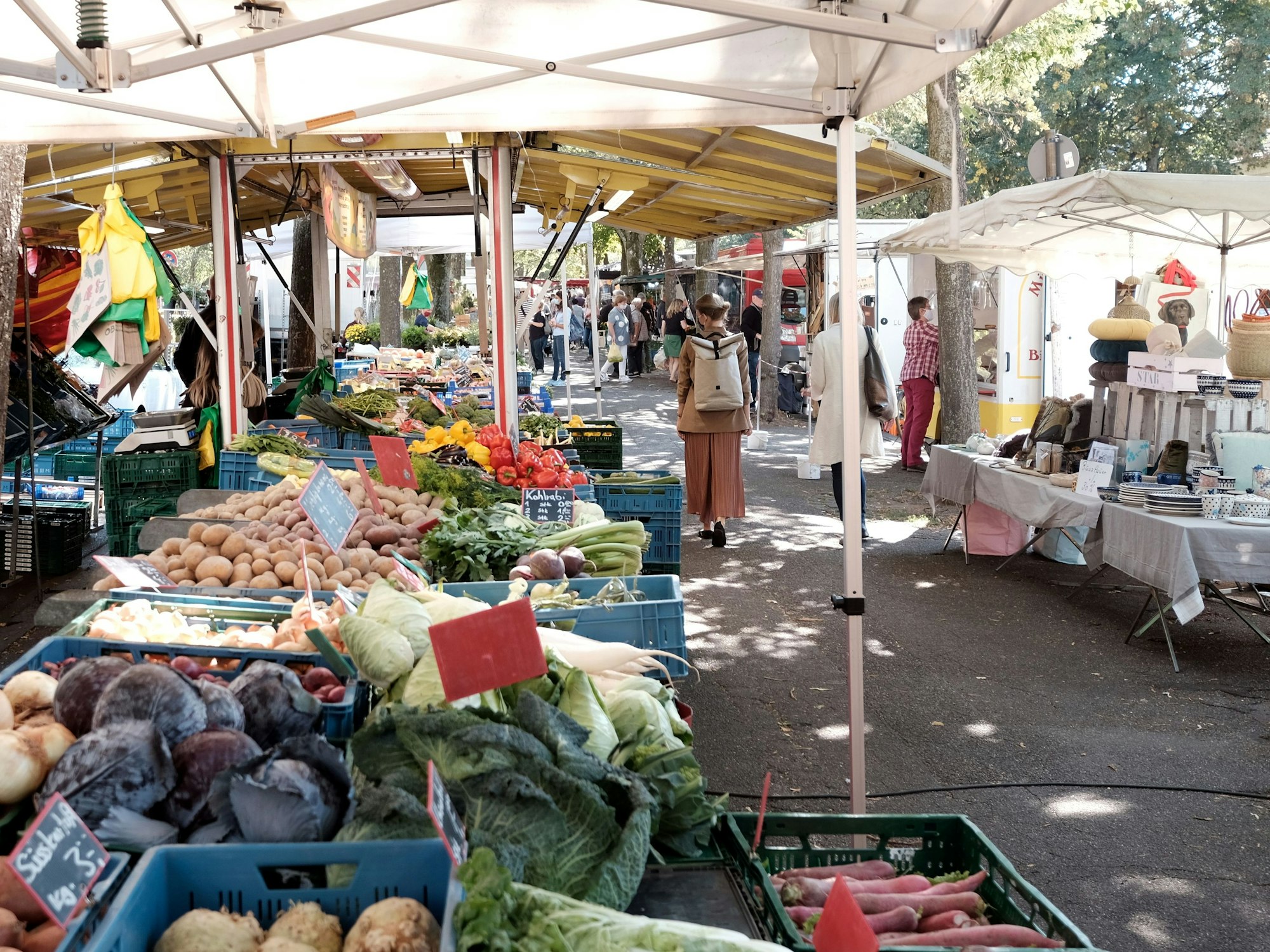 Wochenmarkt auf dem Riehler Gürtel.