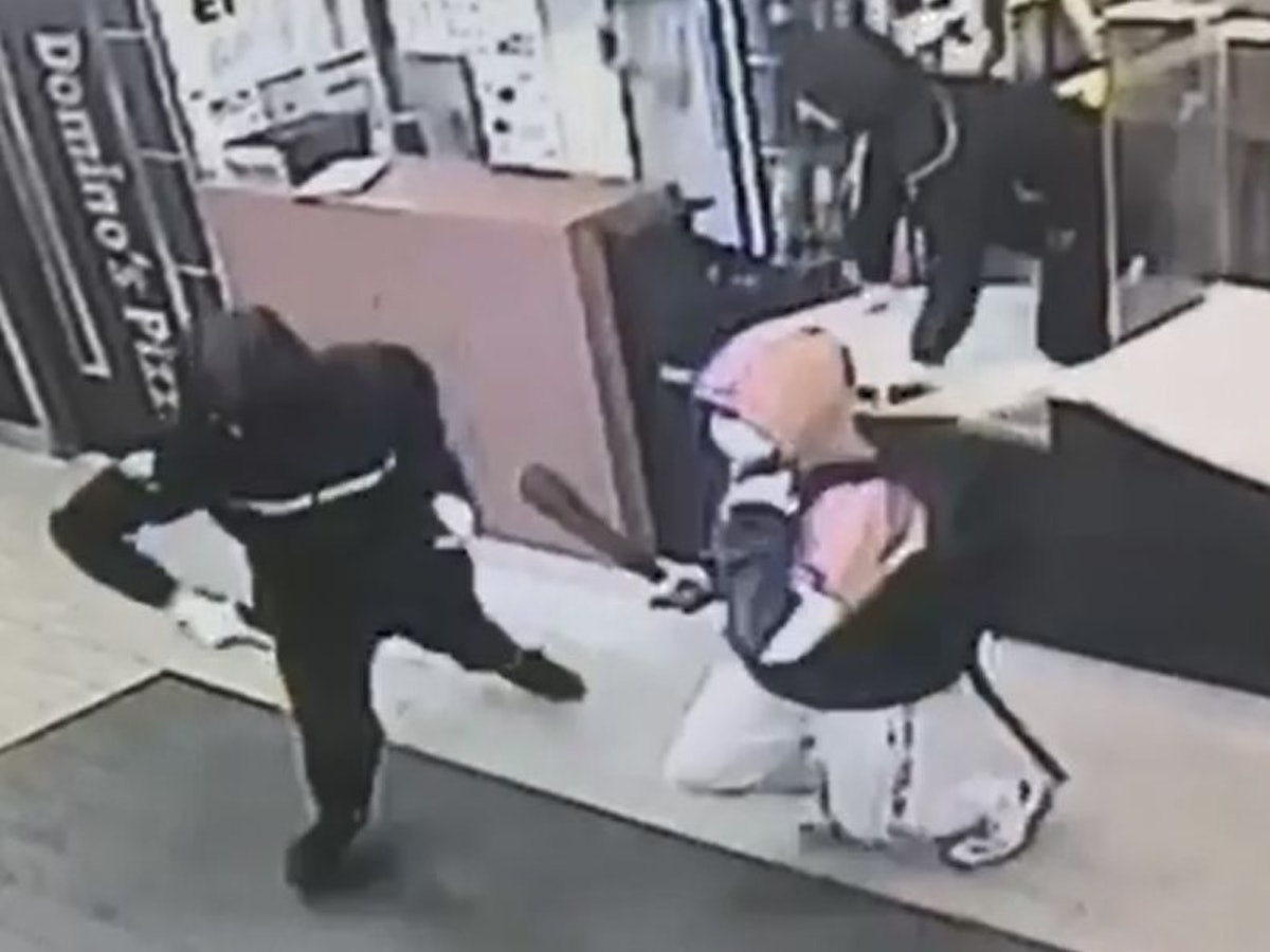 Polizei Köln fahndet nach zwei Raubüberfällen nach drei Männern