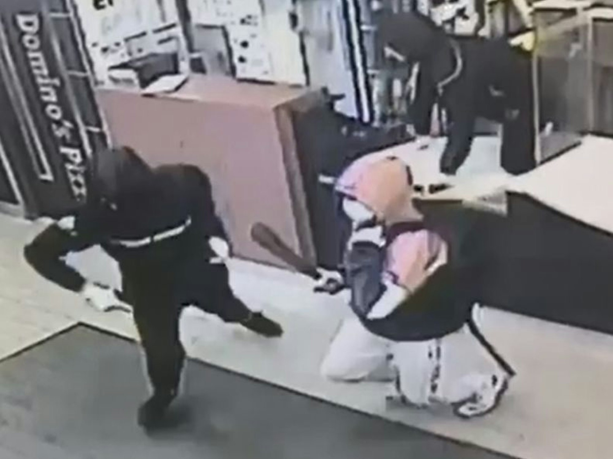 Polizei Köln fahndet nach zwei Raubüberfällen nach drei Männern