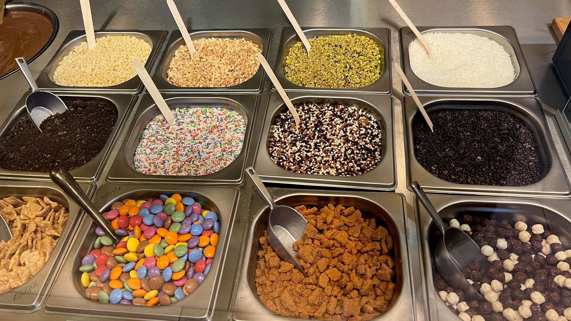 Theke mit Auswahl an Toppings