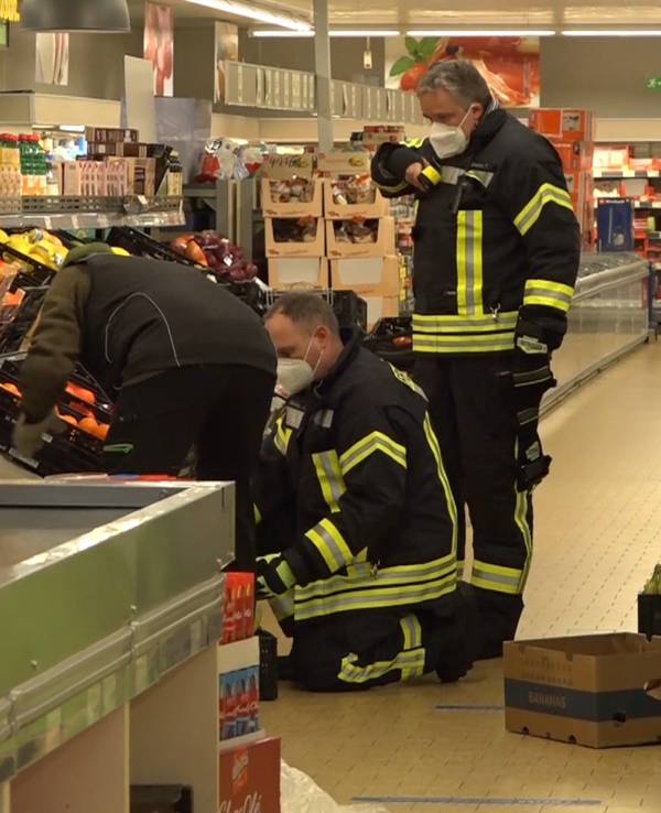 Einsatzkräfte der Polizei, Feuerwehr und ein Spinnenexperte suchen am 29. Dezember 2021 in den Obst- und Gemüseregalen einer Aldi-Filiale in Georgsmarienhütte nach einer Spinne.
