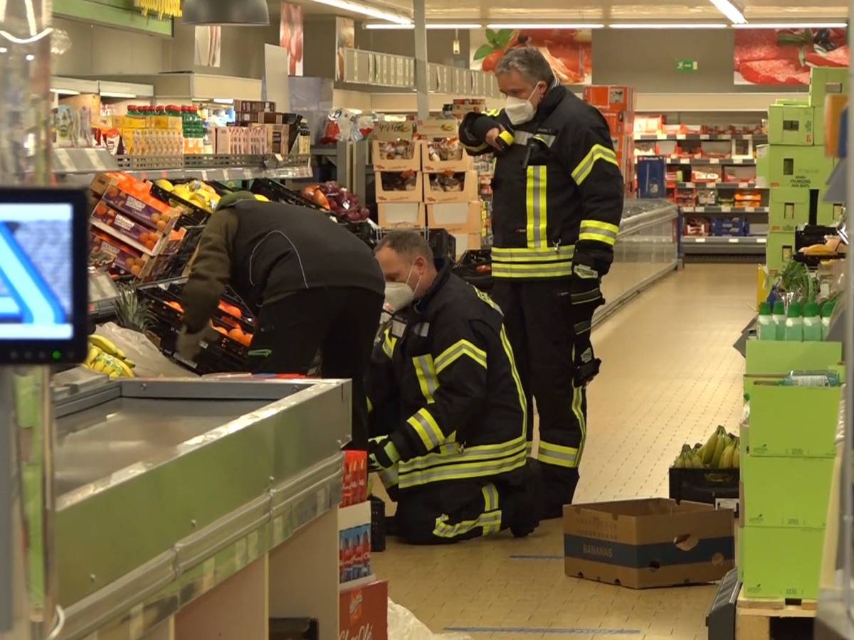 Einsatzkräfte der Polizei, Feuerwehr und ein Spinnenexperte suchen am 29. Dezember 2021 in den Obst- und Gemüseregalen einer Aldi-Filiale in Georgsmarienhütte nach einer Spinne.
