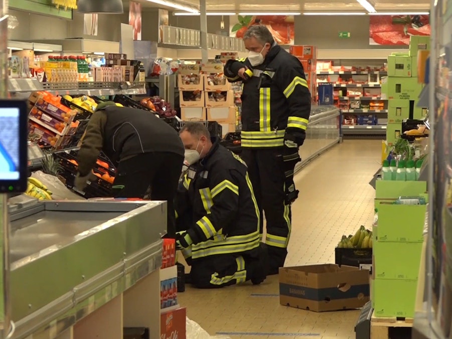 Einsatzkräfte der Polizei, Feuerwehr und ein Spinnenexperte suchen am 29. Dezember 2021 in den Obst- und Gemüseregalen einer Aldi-Filiale in Georgsmarienhütte nach einer Spinne.