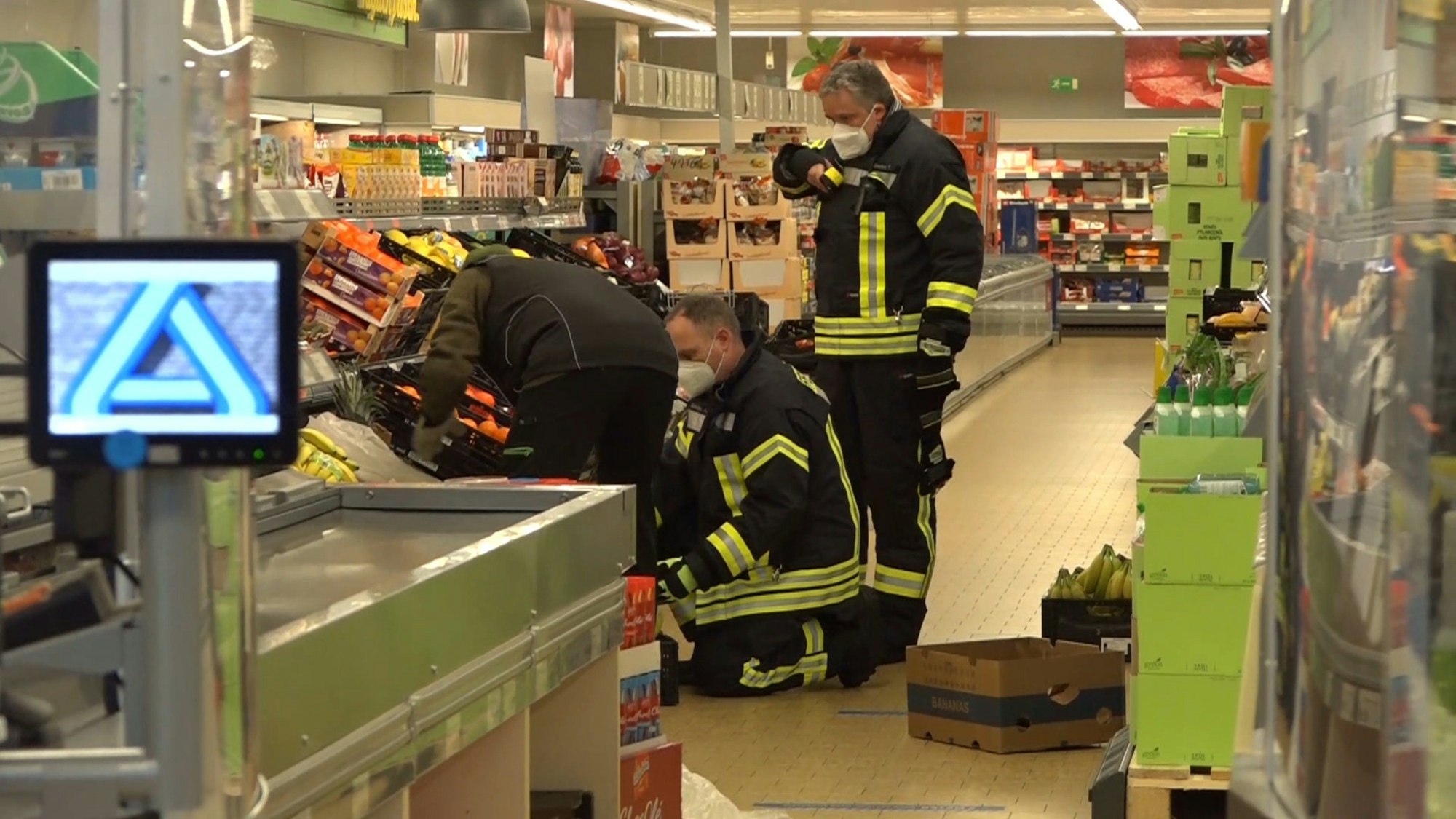 Einsatzkräfte der Polizei, Feuerwehr und ein Spinnenexperte suchen am 29. Dezember 2021 in den Obst- und Gemüseregalen einer Aldi-Filiale in Georgsmarienhütte nach einer Spinne.