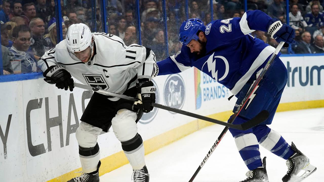 Anze Kopitar rennt der Bande entlang, um an den Puck zu kommen. Zach Bogosian ist ihm auf den Fersen.