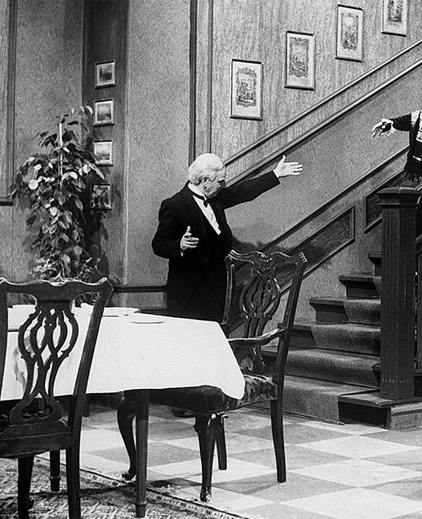 Freddie Frinton als Diener James und May Warden als allein speisende alte Dame Miss Sophie im beliebten TV-Sketch «Dinner for One oder der 90. Geburtstag». «Dinner for one» ist Kult, Silvester-Kult. Nicht nur in Deutschland, auch in der Schweiz oder in Österreich gehört der Sketch fest zum Jahresabschluss.