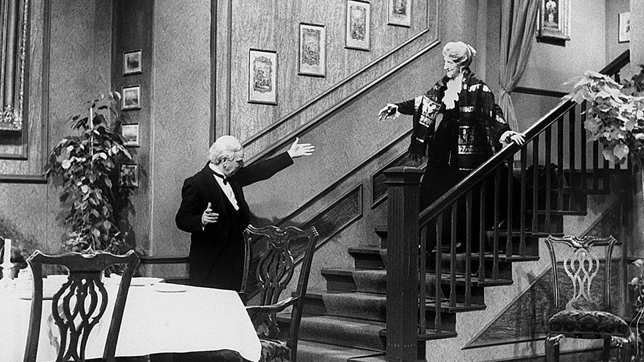 Freddie Frinton als Diener James und May Warden als allein speisende alte Dame Miss Sophie im beliebten TV-Sketch «Dinner for One oder der 90. Geburtstag». «Dinner for one» ist Kult, Silvester-Kult. Nicht nur in Deutschland, auch in der Schweiz oder in Österreich gehört der Sketch fest zum Jahresabschluss.