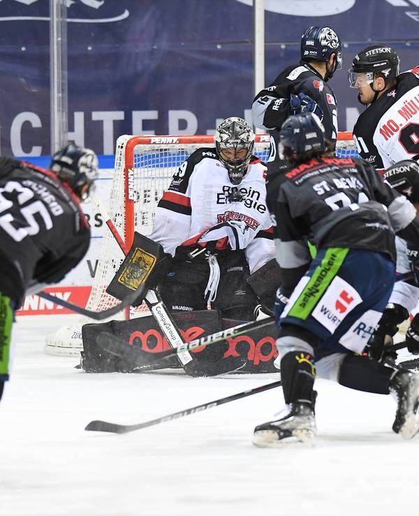 Torwart Justin Pogge (Kölner Haie) hält den Schuß von Ian Scheid (Straubing Tigers) mit der Brust.